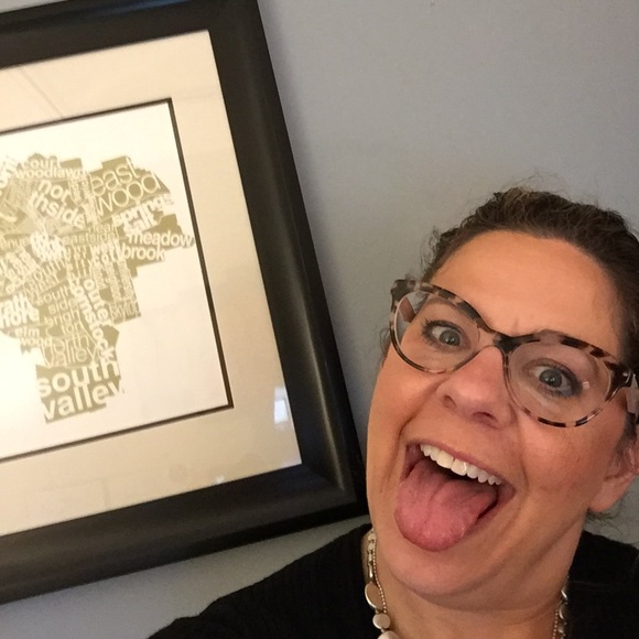 Meet your Posher, Liz - Picture 2 of 2